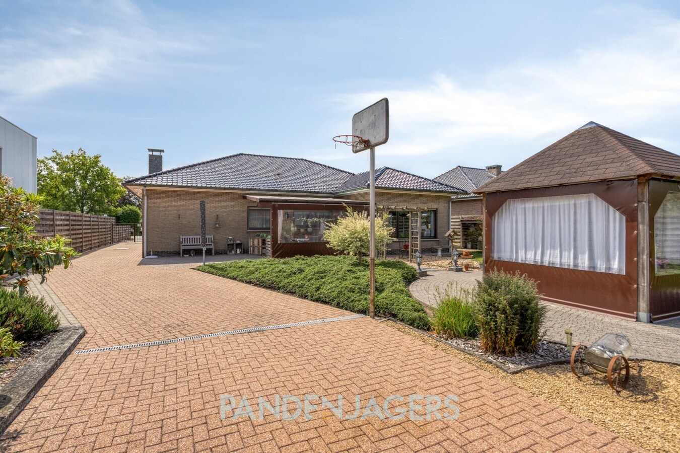 Ruime open bebouwing met groot bijgebouw te Duffel 