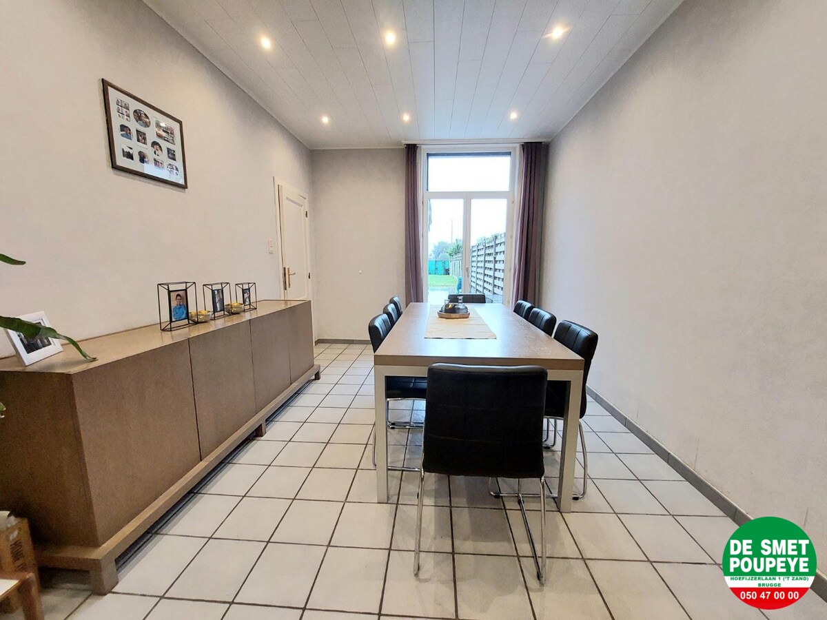 Verzorgde rijwoning op centrale ligging. 