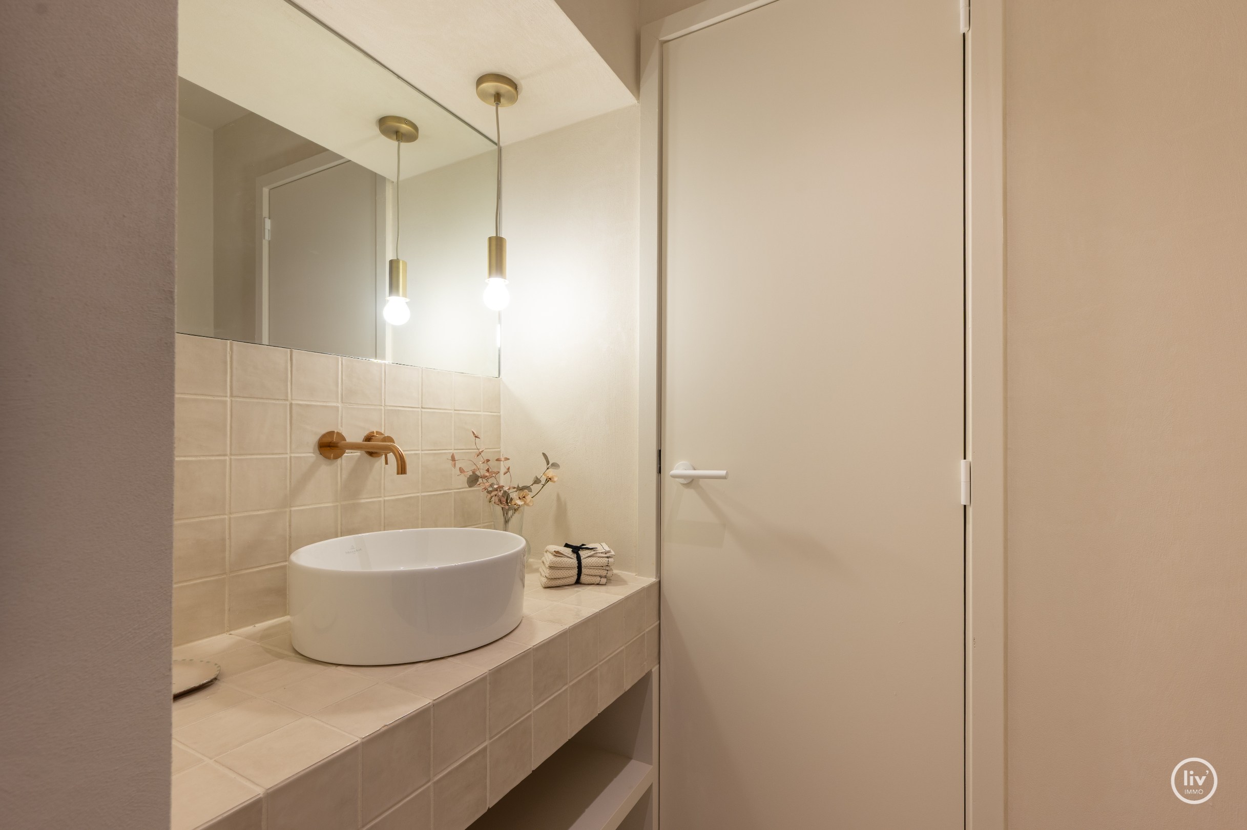 Appartement de 2 chambres élégamment rénové, idéalement situé près du Zoute. 