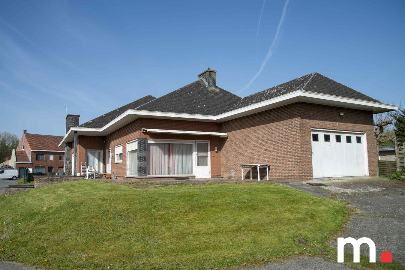 Unieke Gelijkvloerse Villa te Roeselare op 1620m² met 242m² bewoonbare oppervlakte! 