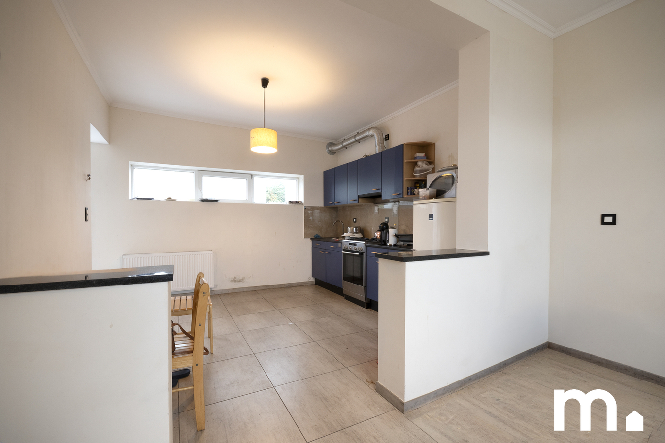 Centraal gelegen woning met ruime garage/opslagplaats te Izegem ! 