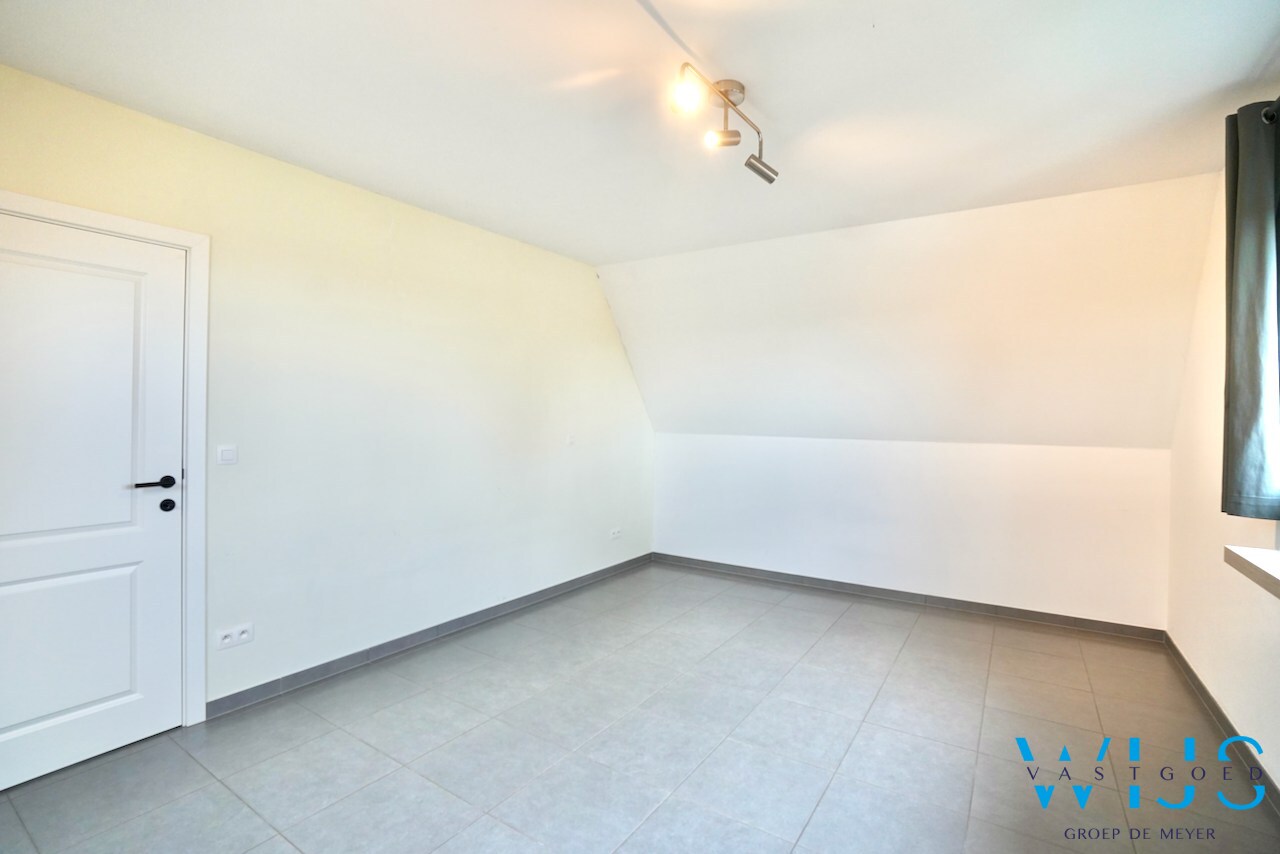 Prachtig appartement MET GARAGE in het rustige landelijke OOSTEEKLO ! 