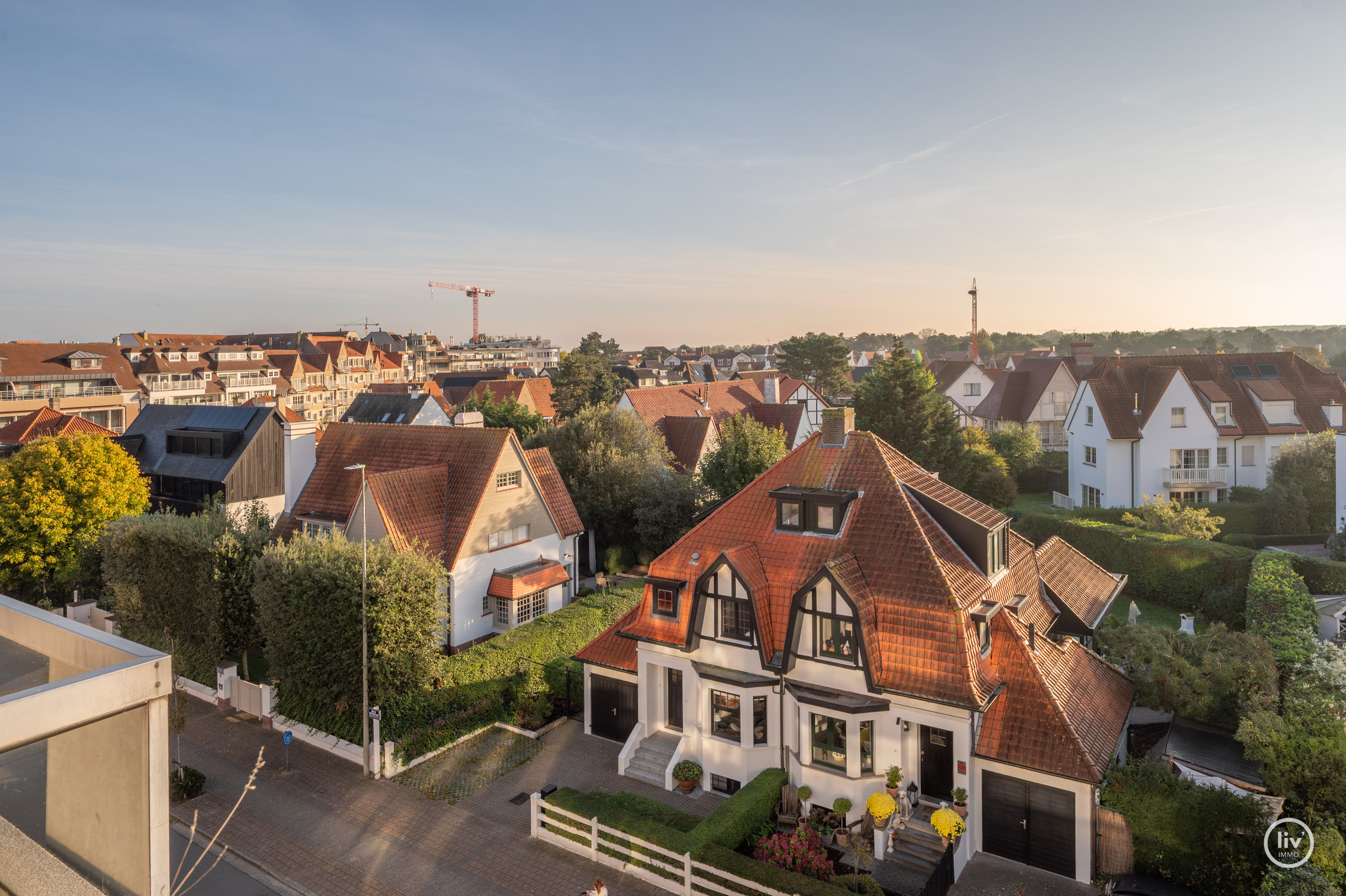 Voici la traduction en français :Appartement lumineux et également en penthouse, idéalement situé entre le Zoute et le centre commercial (possibilité d'acquérir une place de garage à proximité de l'ap 
