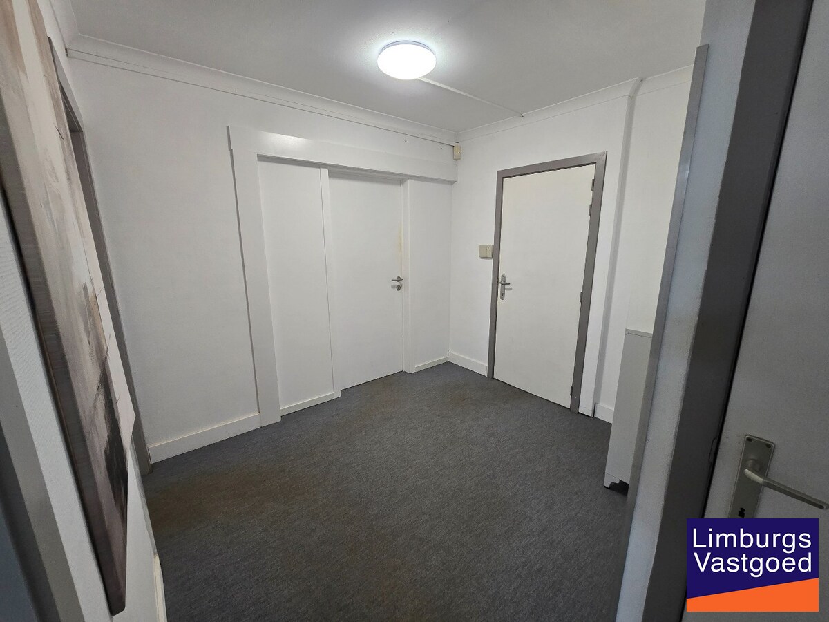 Gelijkvloerse kantoorruimte 108 m² met privé parkeerplaatsen 