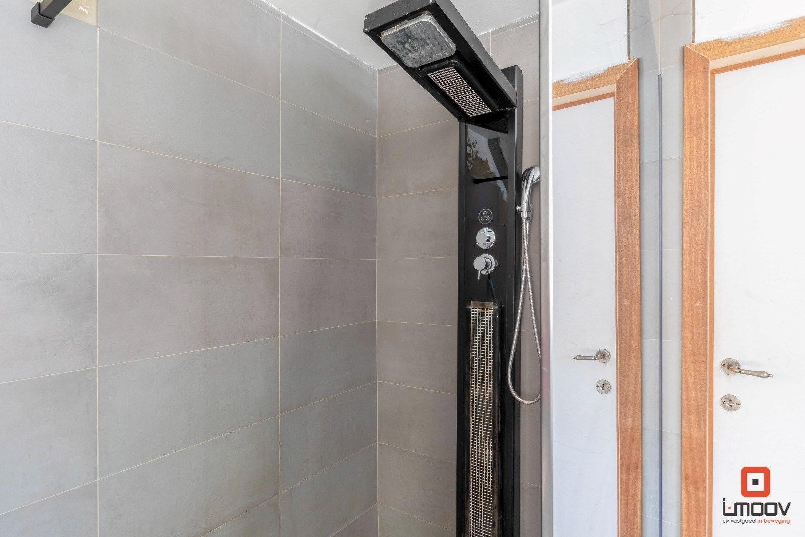 Deels vernieuwde woning met potentieel op uitstekende locatie 