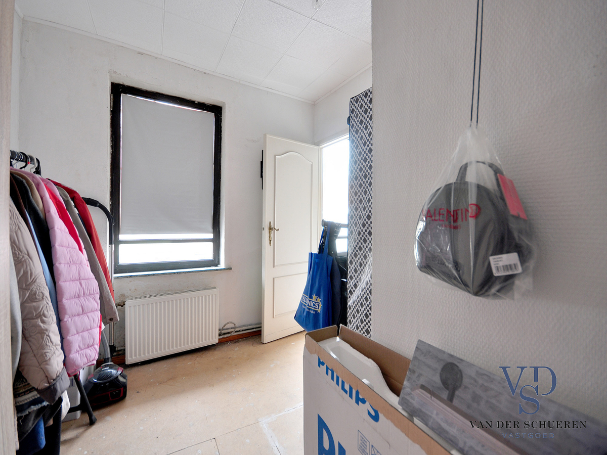 Op te frissen gezinswoning in hartje Gavere ! 