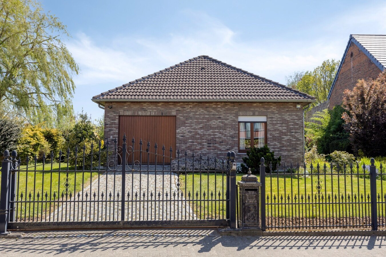 Instapklare bungalow met zuidtuin, garage en rust in Outgaarden 