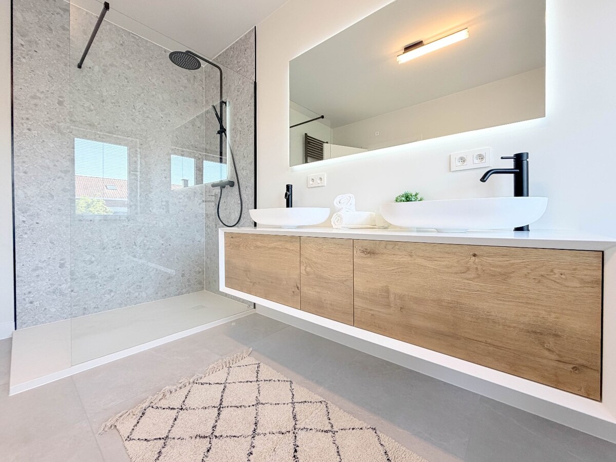 ABSOLUTE TOPPER !!!  Ontdek nu dit prachtige vernieuwde pand gelegen te Kortrijk/Heule ! *** NONO INSPIRED *** 