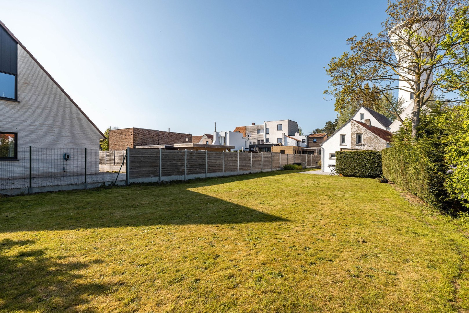 Authentieke woning met zonnige tuin, garage en bouwgrond 