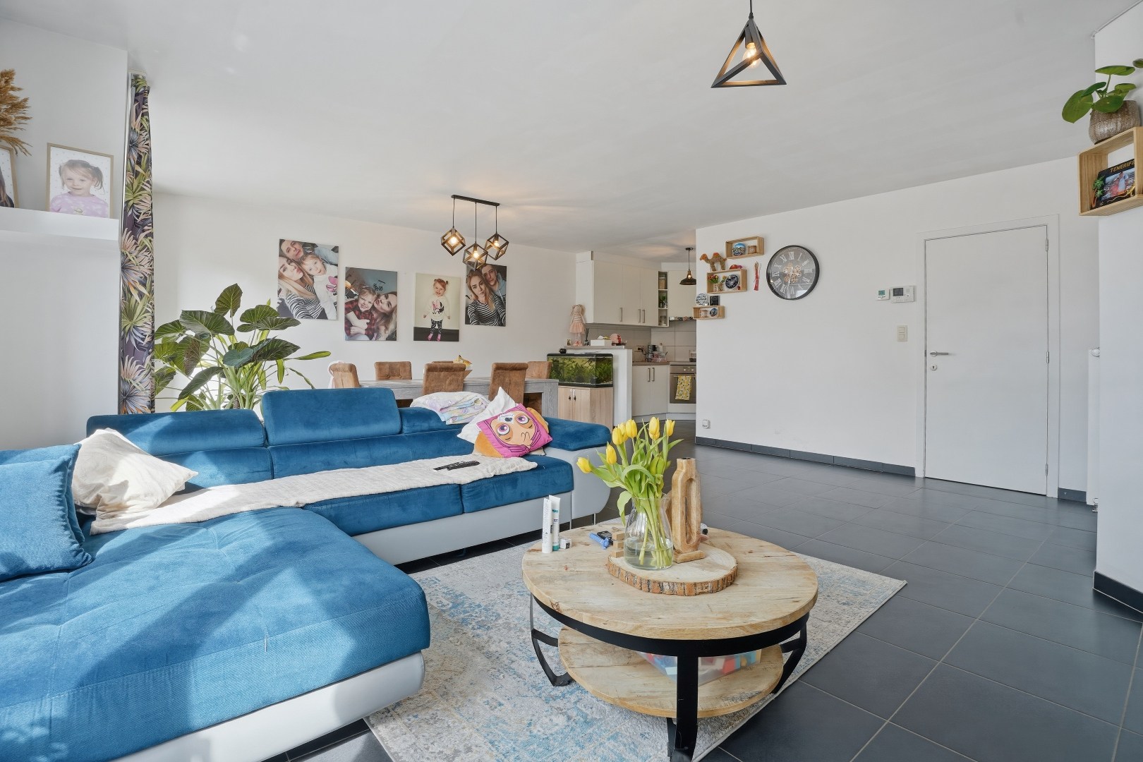 Recent appartement met privatieve tuin (346m²)  en ruim terras (40m²) in het centrum van Woumen! 