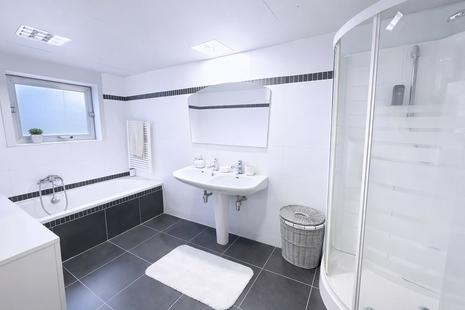 Opbrengsteigendom bestaande uit 3 appartementen + handelsgelijkvloers gelegen in het centrum 