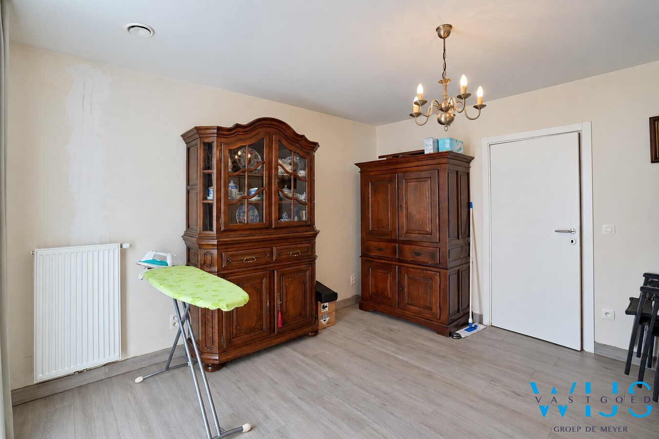 Recent verzorgd gelijkvloers appartement met garage en staanplaats ! 
