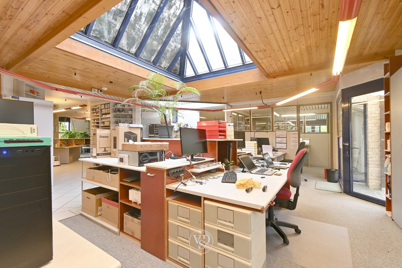 Ruim handelspand met penthouse in villastijl 