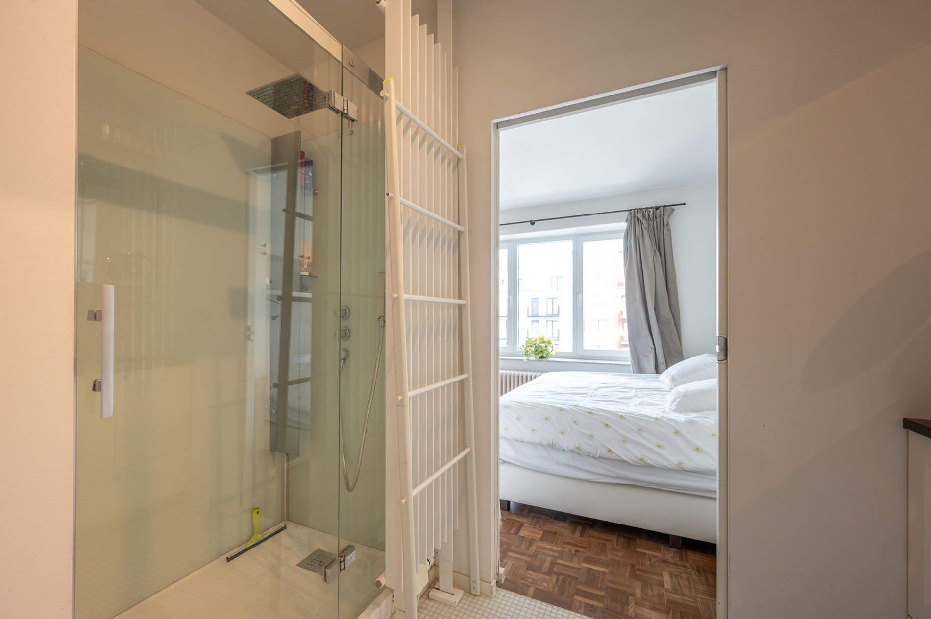 Appartement confortable avec terrasse ensoleillée et vue partielle sur la mer dans un emplacement de premier choix. 