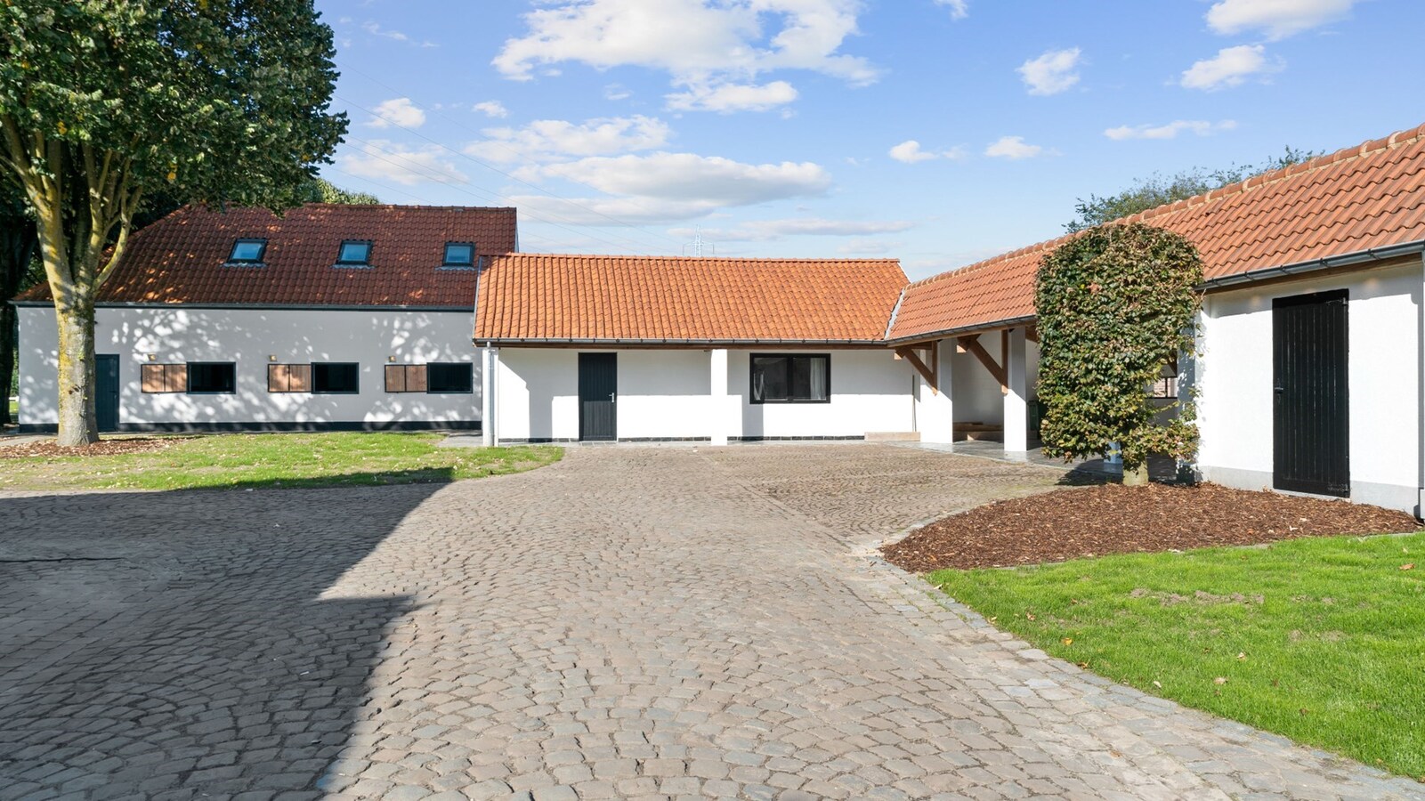 Luxueus landhuis met binnen- en buitenpiste en paardenstallen op een domein van ca. 3 ha te As 