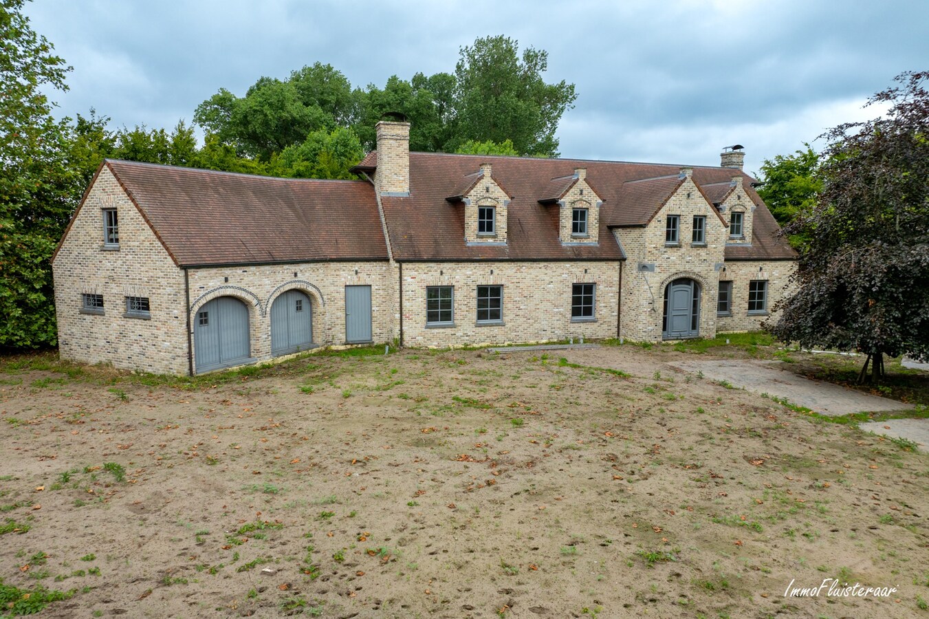 Hoogwaardige ruwbouwvilla met bijgebouw en weide 