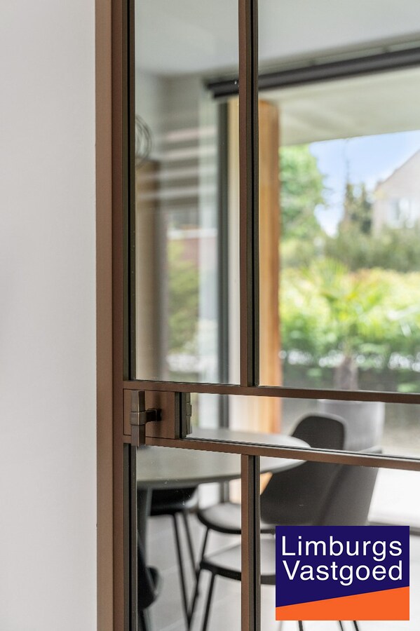 Exclusief gelijkvloers appartement met ruime terrassen, 2 slpk, extra brede autostaanplaats, centrum Genk 