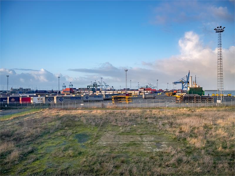 Bedrijfsgebouw met burelen en opslagruimte. 