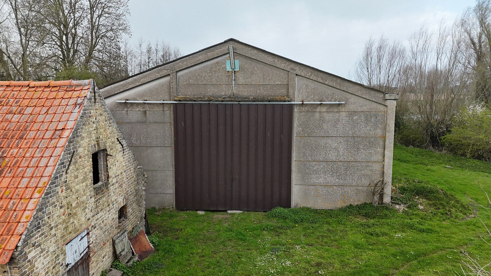 Rustig gelegen alleenstaande woning met loods en schuur te Kortemark 