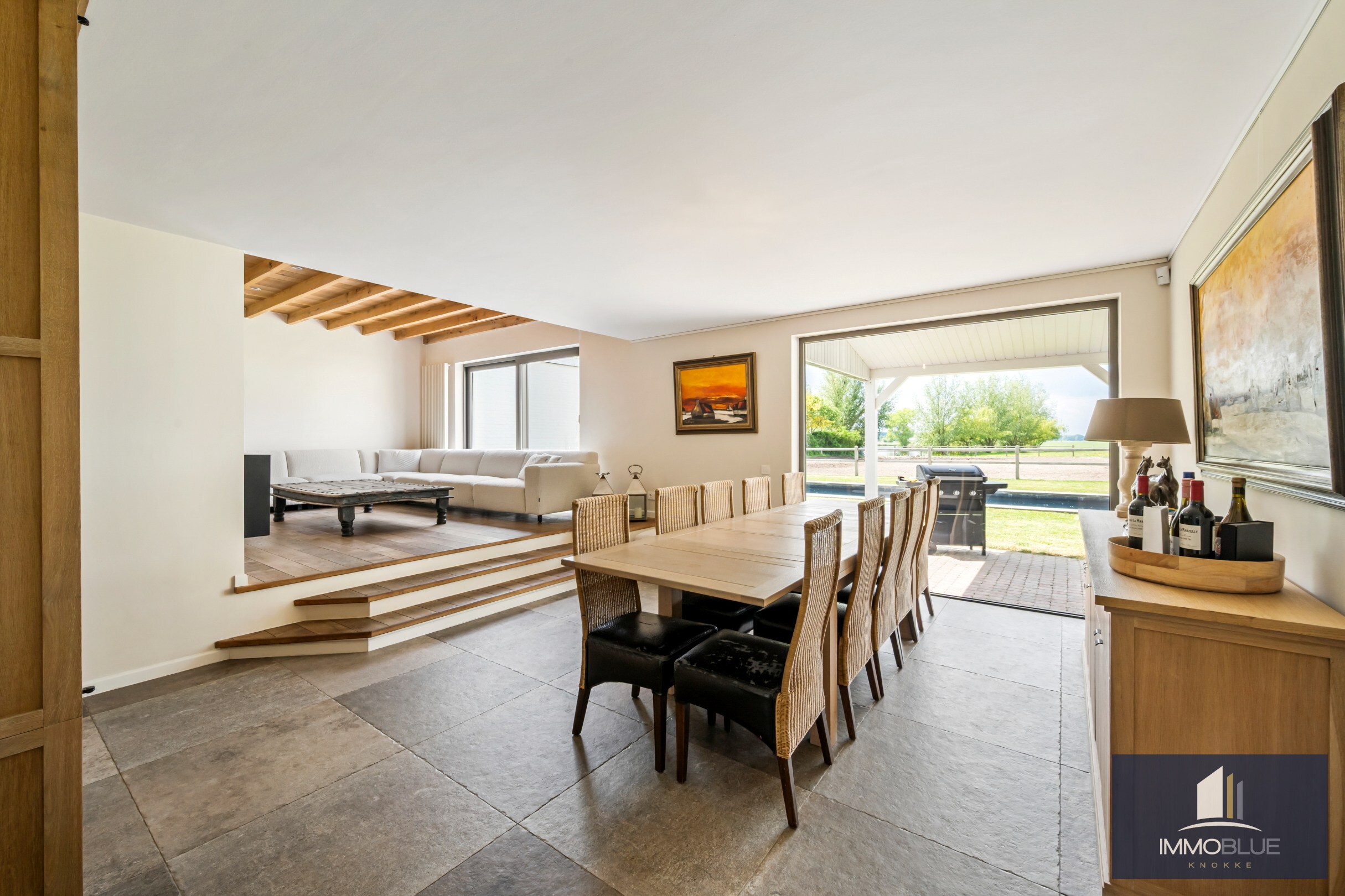 Domaine idylliquement situé avec maison rénovée, espace professionnel et installations équestres étendues. 