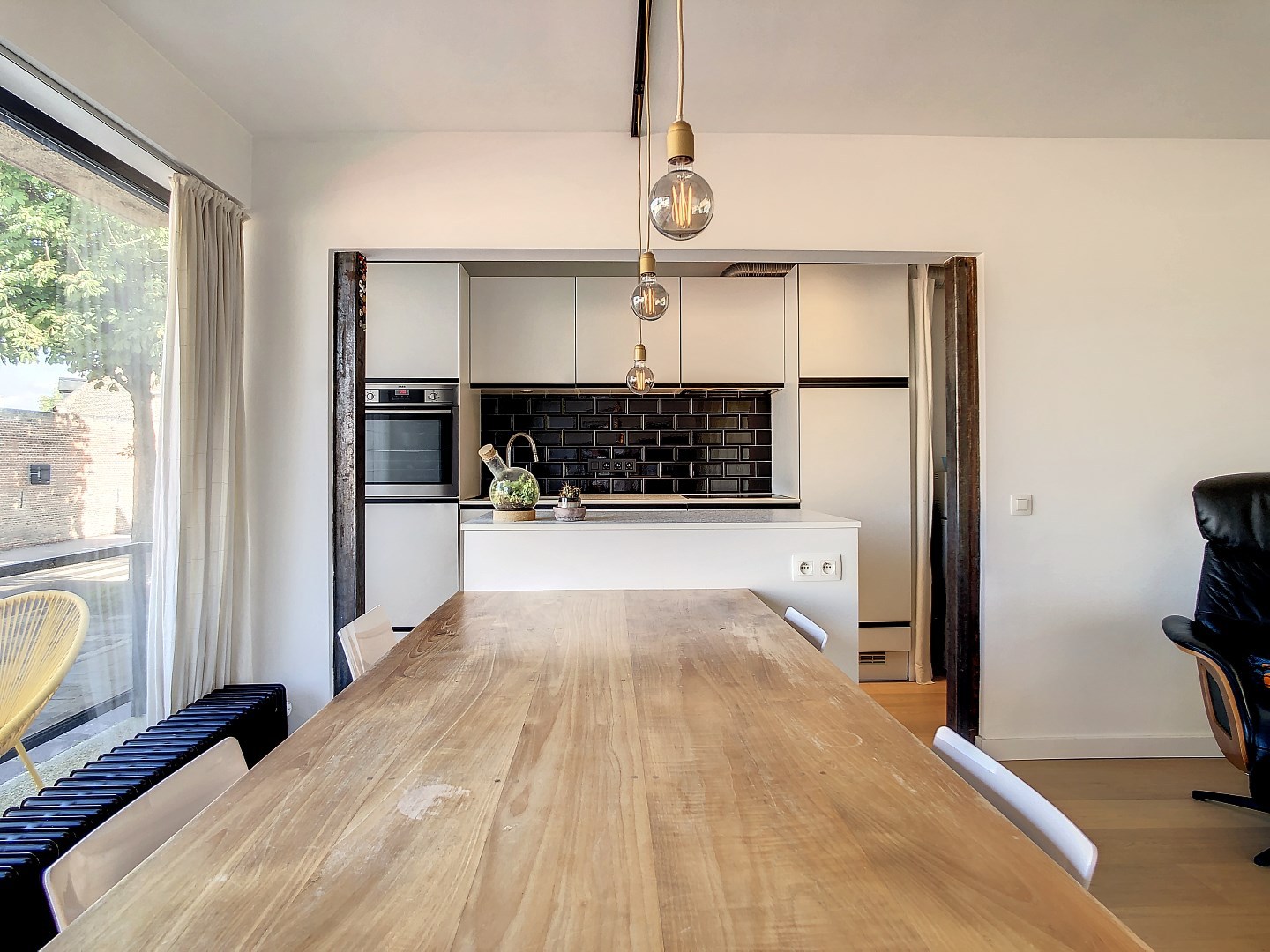 Goed gelegen gerenoveerd appartement met twee ruime slaapkamers, terras (25 m²) en garagebox - bewoonbare oppervlakte 73 m² 