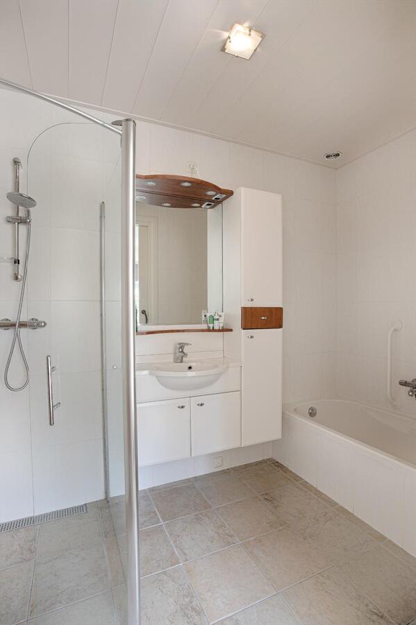 Luxe afgewerkt landhuis met gastenverblijf op een mooie locatie nabij het centrum van Hulsel gelegen op een perceel van 1264 M². 