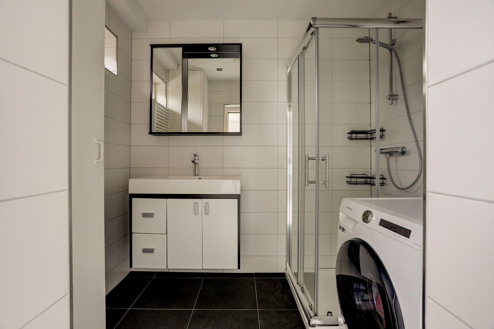 Instapklaar en verzorgd  3-(voorheen 4) kamer hoek- appartement op de tweede verdieping met 2 slaapkamers, 2 balkons, moderne keuken en is gelegen op eigen grond. 