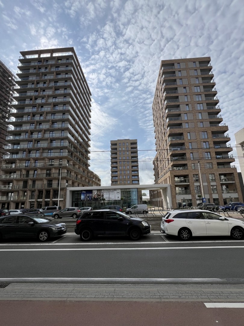 Voici la traduction en français : Appartement spacieux prêt à emménager - grande terrasse ensoleillée. 