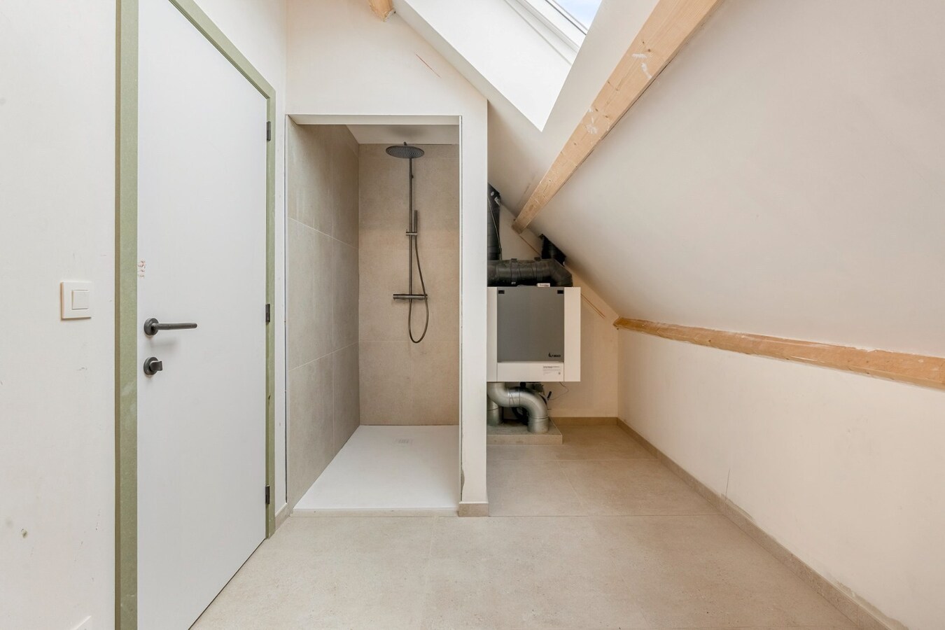 Exclusieve, volledig afgewerkte halfvrijstaande woning na transformatie van bestaande hoeve naar 2 BEN-woningen! 