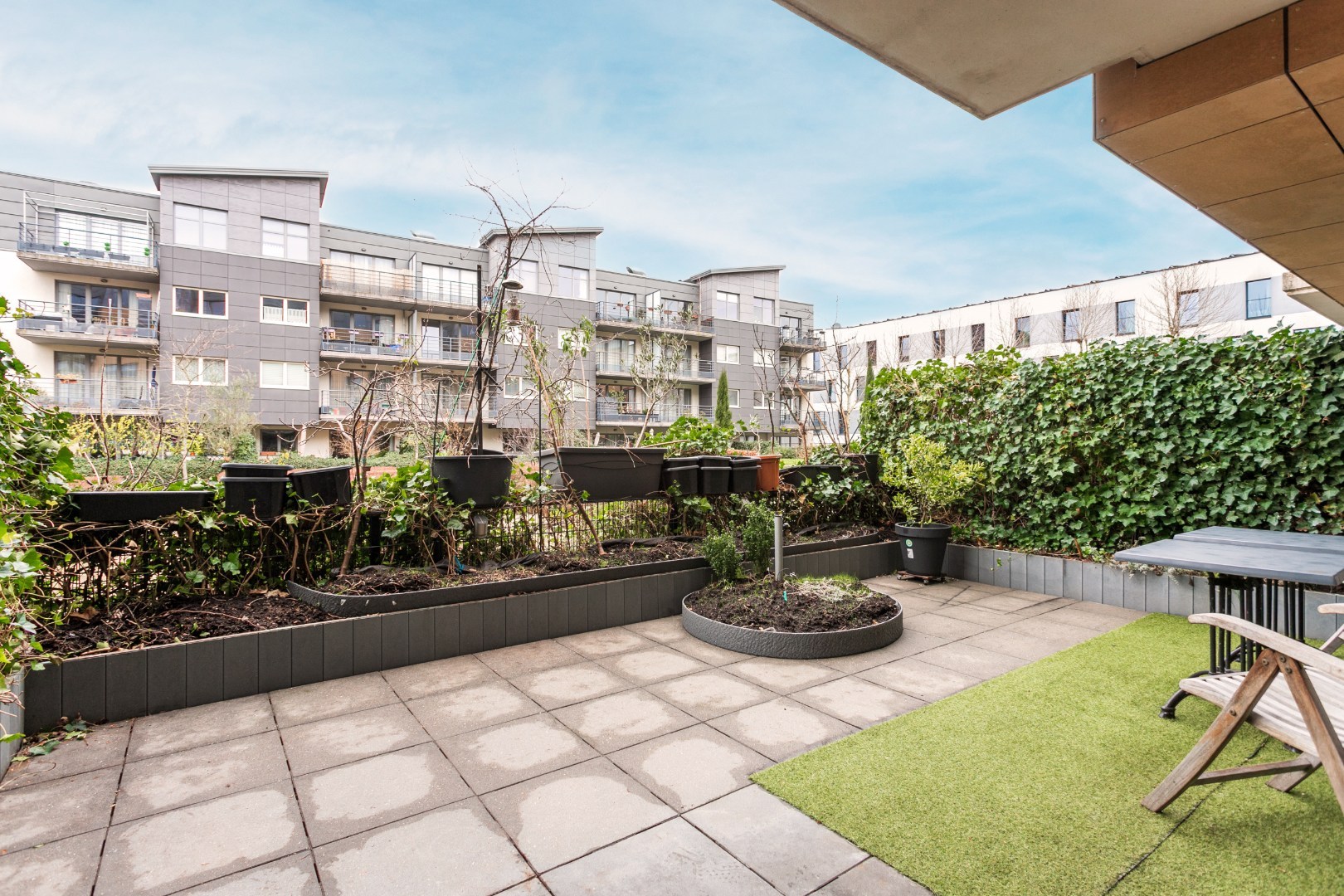 Energiezuinig 1-slpk appartement gelijkvloers met terras, parking en toplocatie nabij Brussel-Zuid 