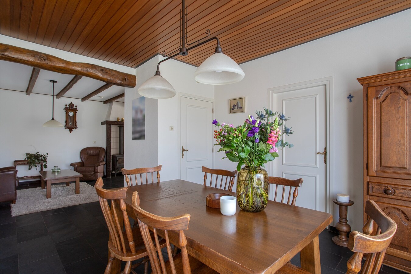 Royale halfvrijstaande woning met uitzicht over de landerijen, op korte afstand van het centrum. 