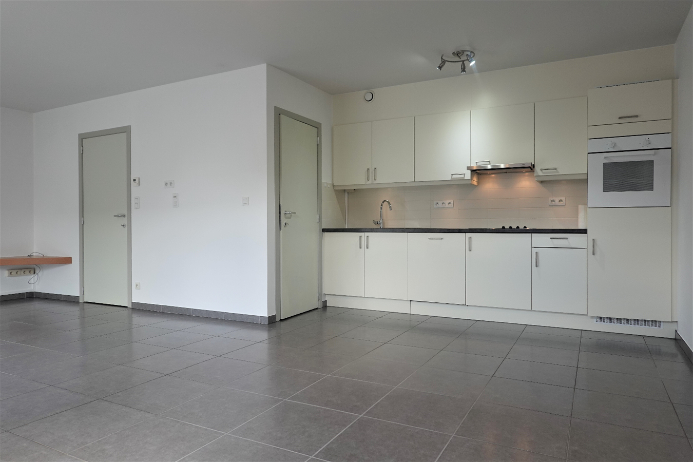 Appartement met autostaanplaats, fietsenberging en terras 