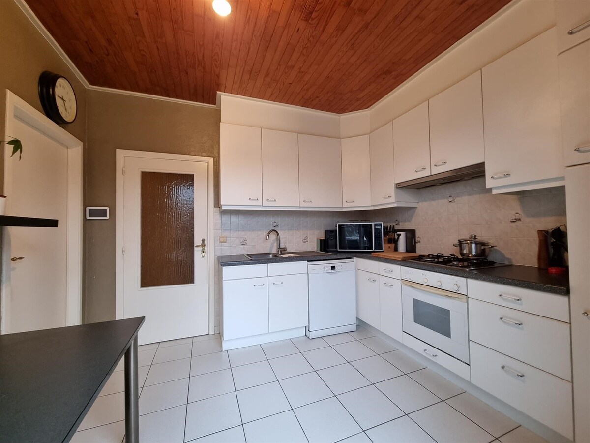 Op te knappen, zeer ruime hoekwoning met oprit - Heist 