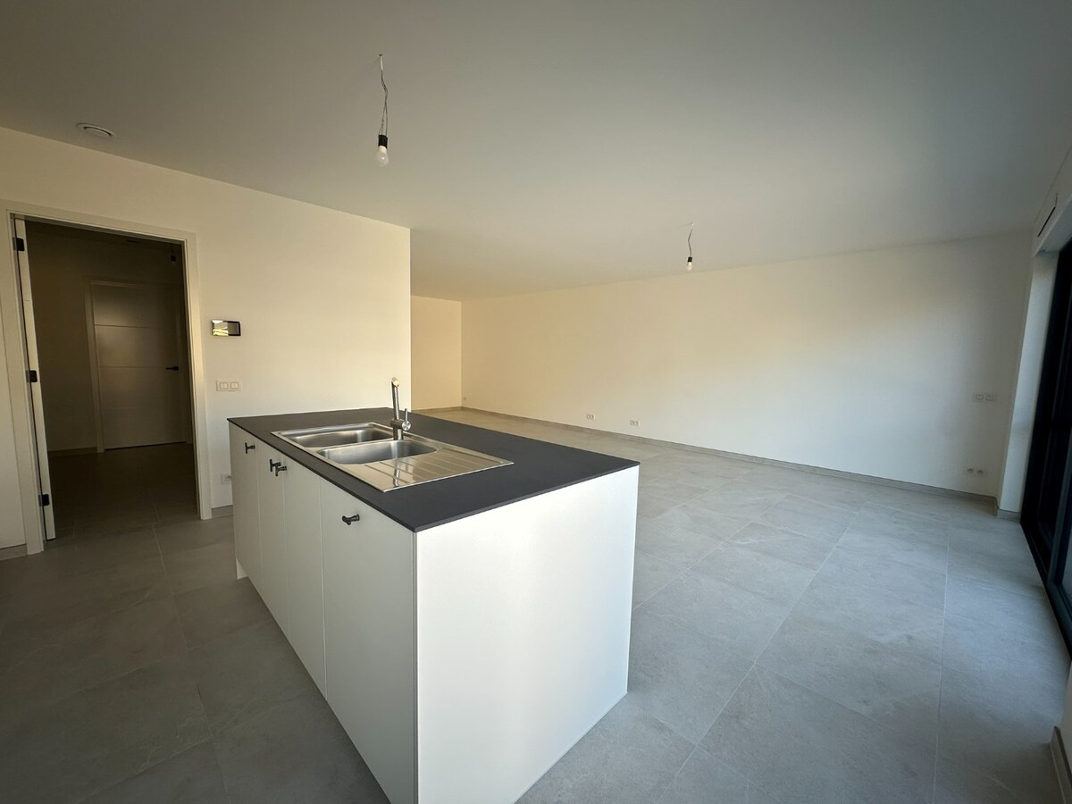 Instapklare nieuwbouwwoning met 4 slaapkamers, garage én tuin – energiezuinig wonen in hartje Sint-Antonius 