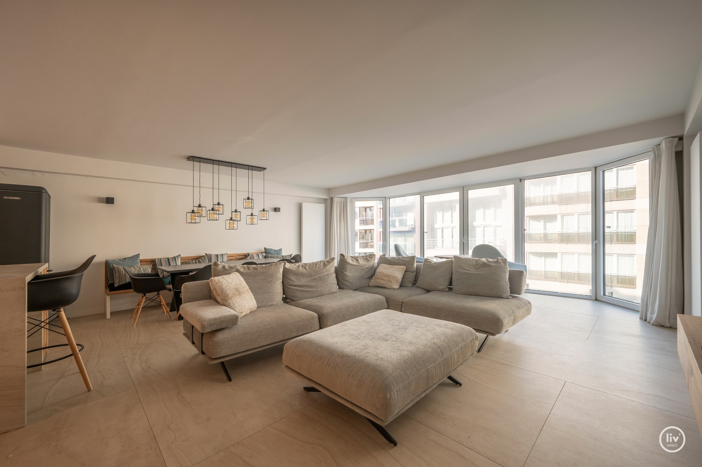 Bel appartement rénové avec vue sur la place Rubens et la mer 