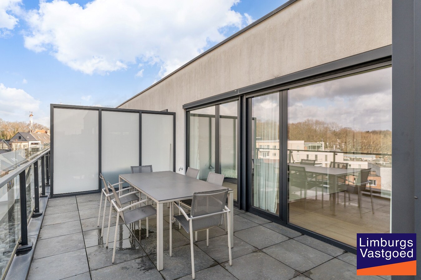 Exclusief penthouse met ruim terras, 2 slpk, dubbele autostaanplaats, centrum Genk 