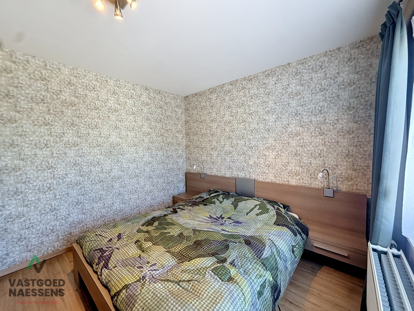 Prêt à emménager et ensoleillé appartement de 2 chambres dans une résidence jeune. 