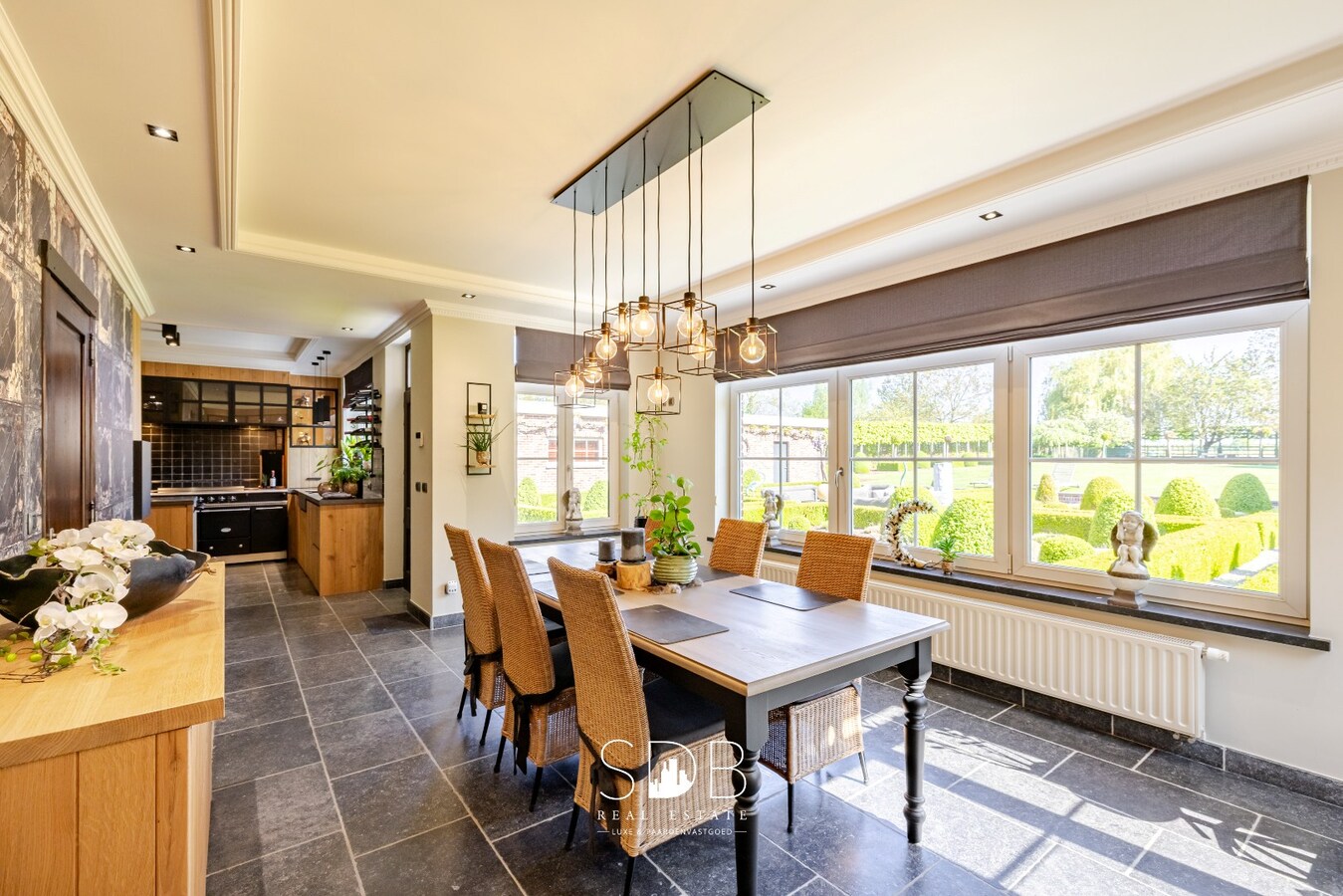 Prachtige stijlvolle woning met bijgebouwen, buitenpiste en graslanden 