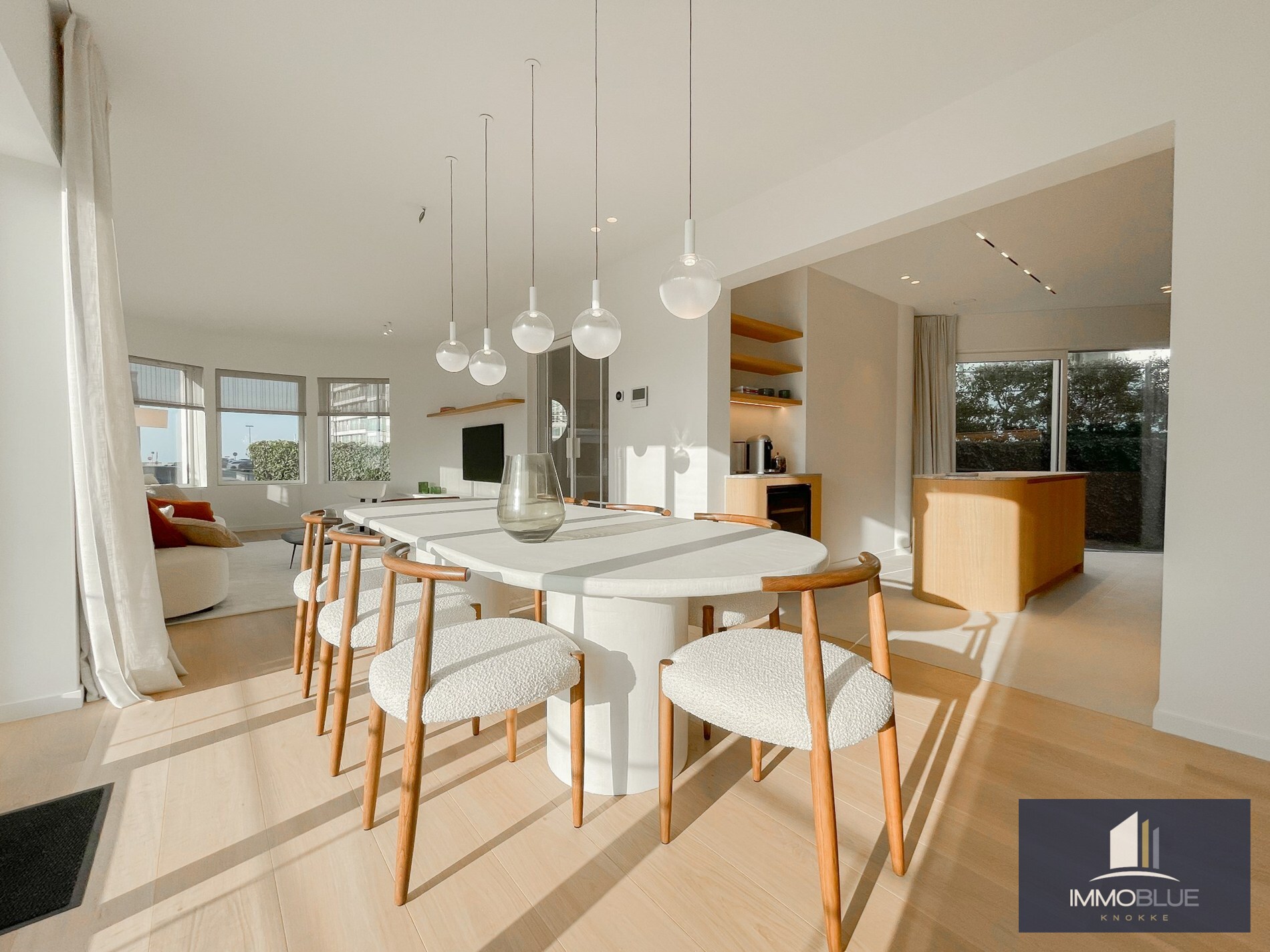 Exclusieve villa: Uitzonderlijk volledig gerenoveerde villa met frontaal zeezicht. 