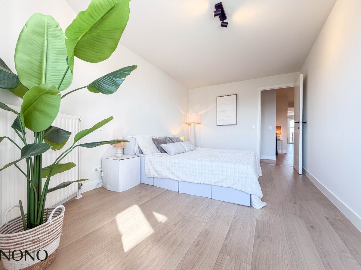 Fantastisch 2-slaapkamer appartement met staanplaats en terras pal in de Doorniksewijk !  *** NONO INSPIRED *** 