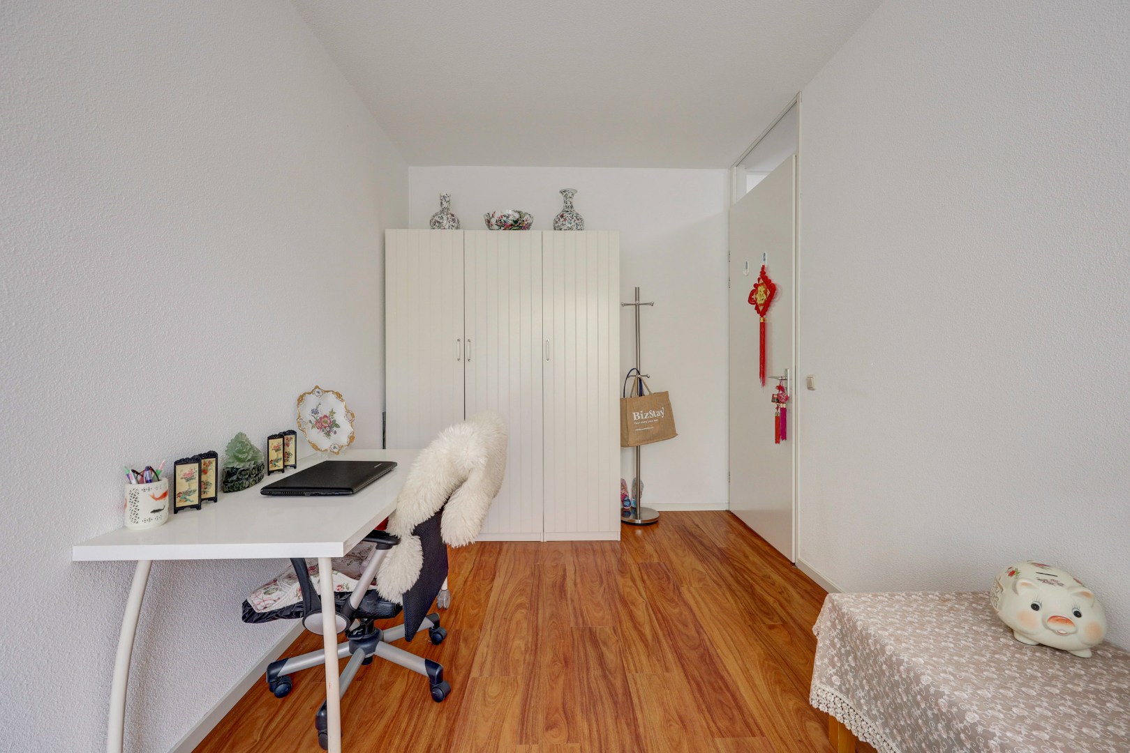 Goed onderhouden 4-kamer eengezinswoning met 3 goede slaapkamers (optie tot creëren 4e slaapkamer), ruime badkamer, onderhoudsvriendelijke tuin en gelegen op eigen grond! 
