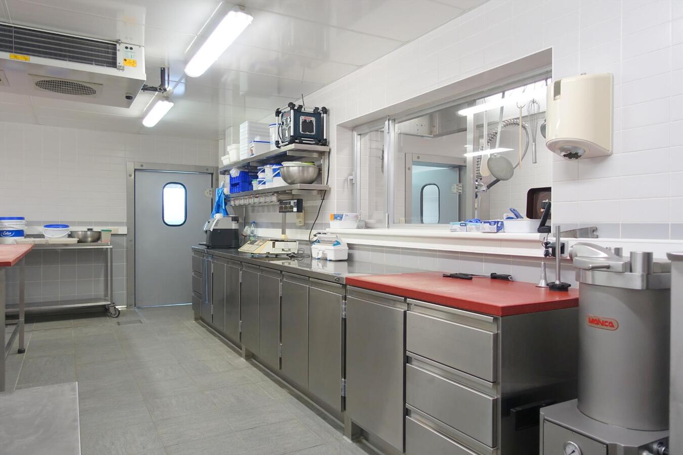 Uitstekend gelegen handelspand met woonst 