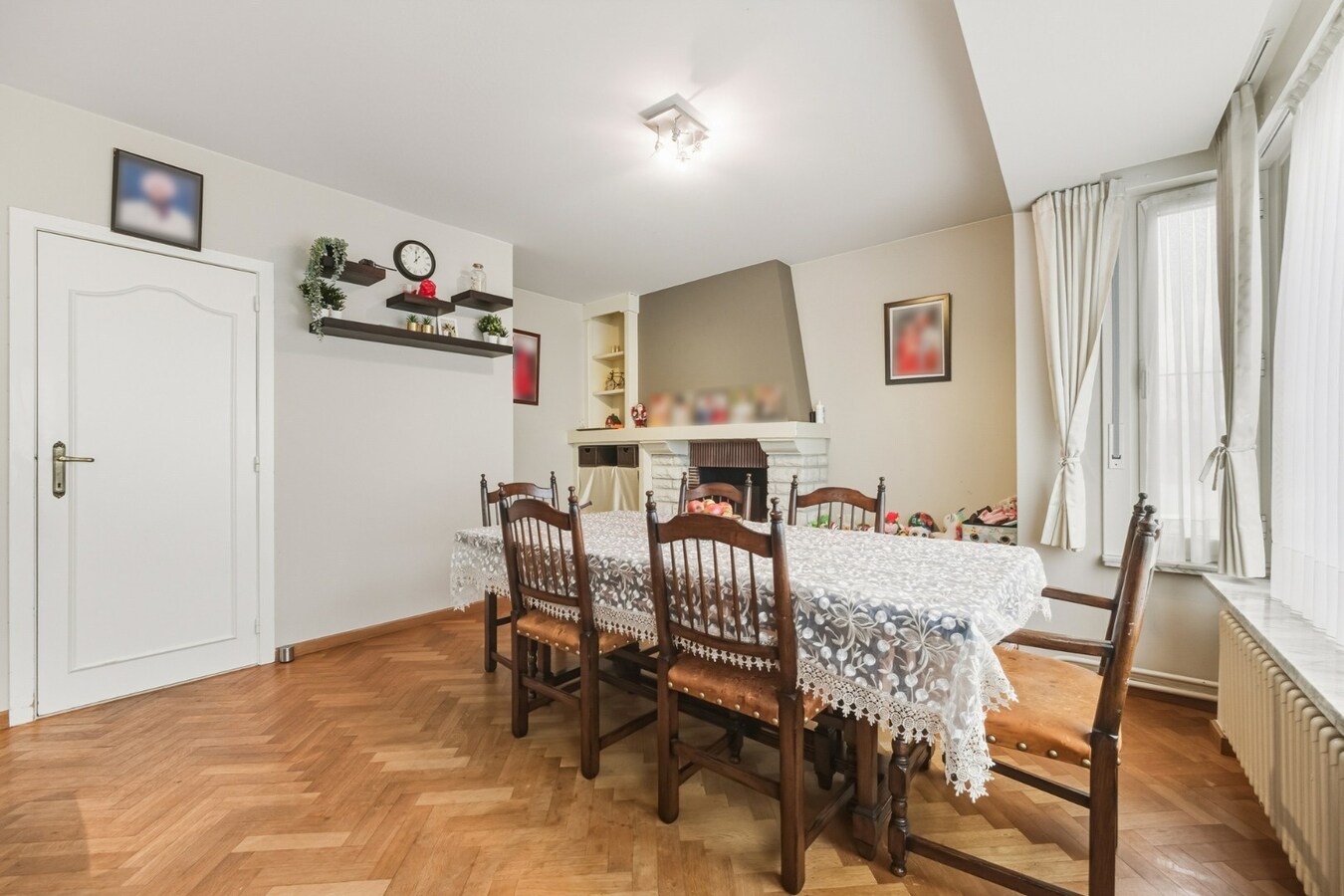 Instapklare, lichtrijke bel-etage woning met ruime garage en terras op centrale ligging 