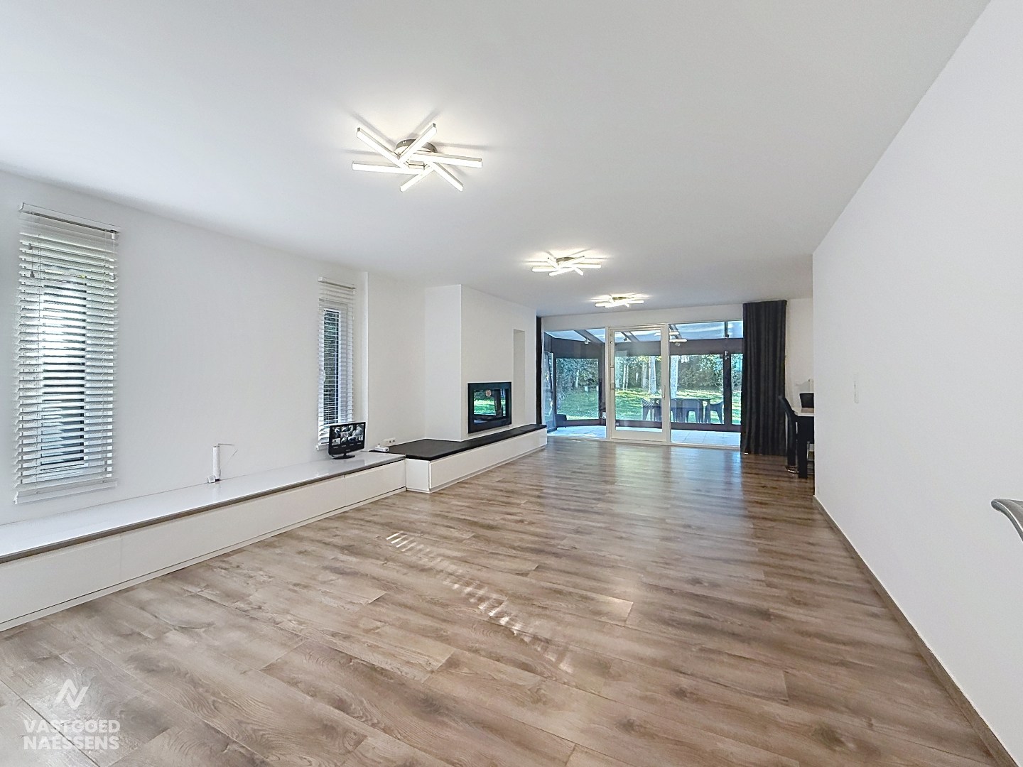 RUIME BUNGALOW MET TUIN EN GARAGE 