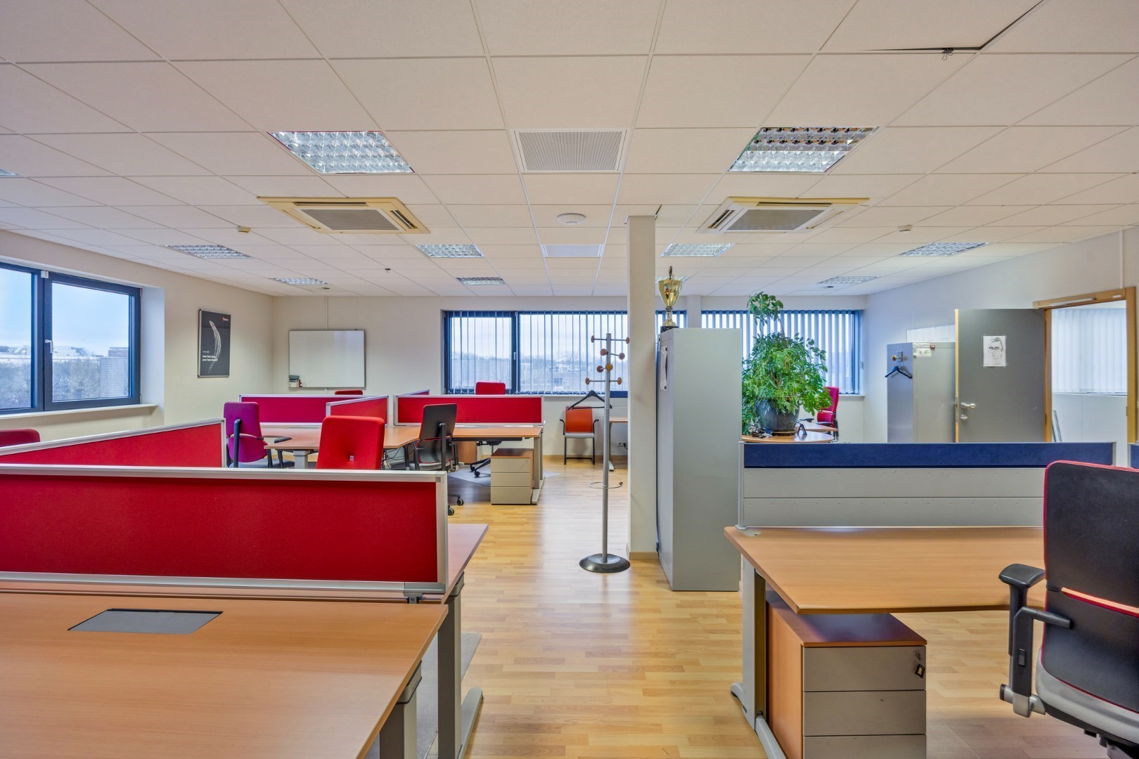 Kantoor te koop in het industriepark te Haasrode/Heverlee met 14 parkings - opp. 626 m² - verkoop van aandelen 