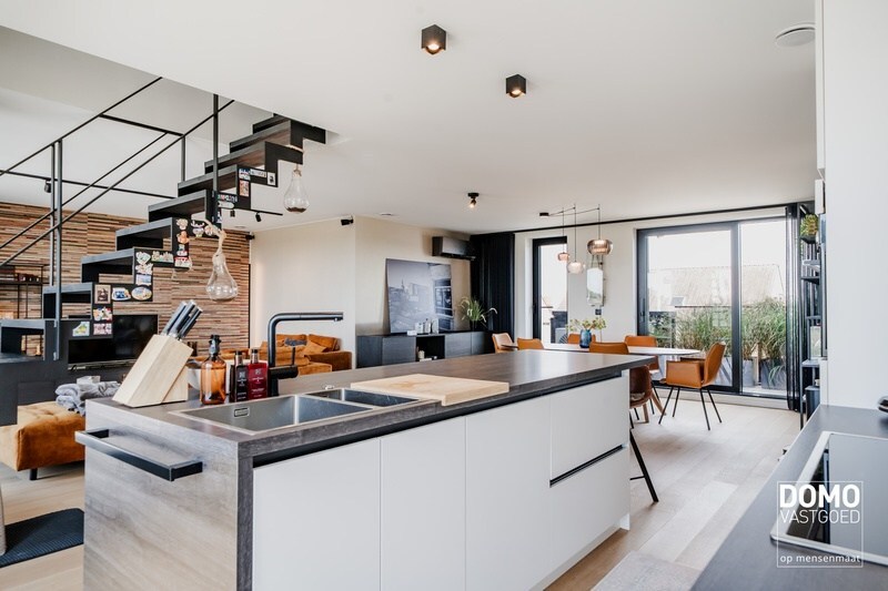 Exclusief appartement met uniek uitzicht te Alken. Inclusief 3 parkeerplaatsen en ruime kelderberging. 