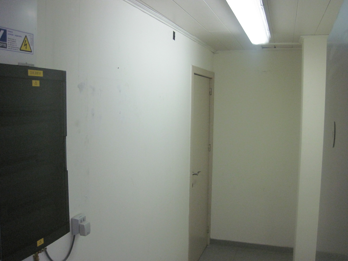 Gelijkvloers pand op top-ligging. Mogelijkheden als winkel of kantoor. 