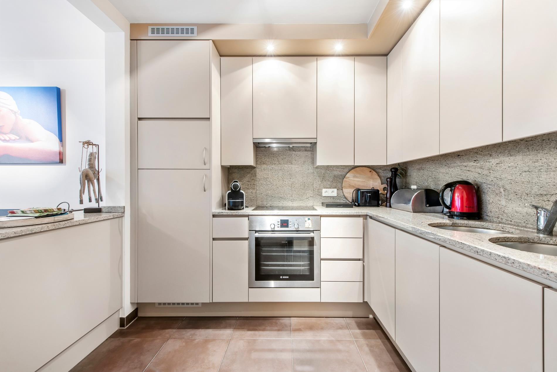 Instapklaar bemeubeld 3 slaapkamer appartement met terras 
