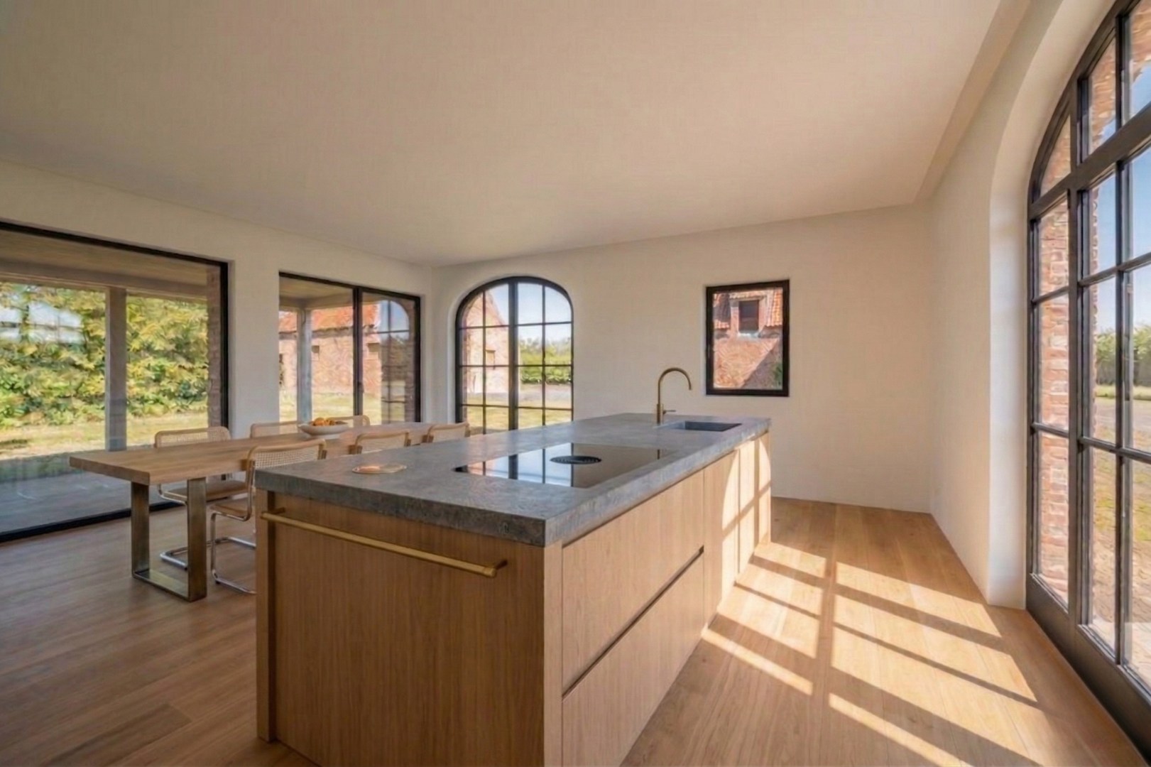 Landelijk gelegen ruwbouwhoeve met bijgebouwen op uitzonderlijk perceel van ca. 9.331 m² 