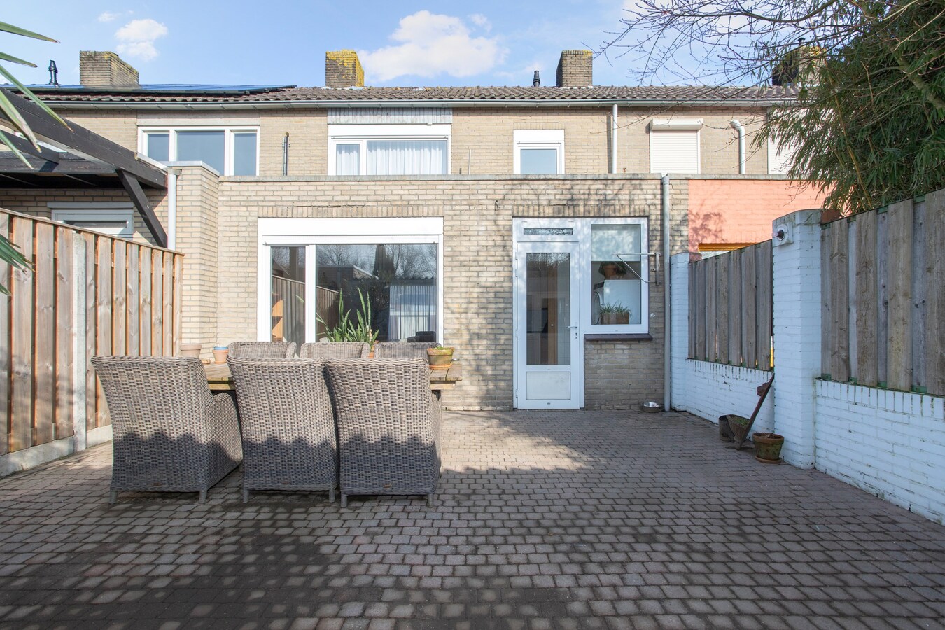 Uitgebouwde middenwoning met grote berging (28 m2) gelegen in een gewilde woonwijk in Bladel. 